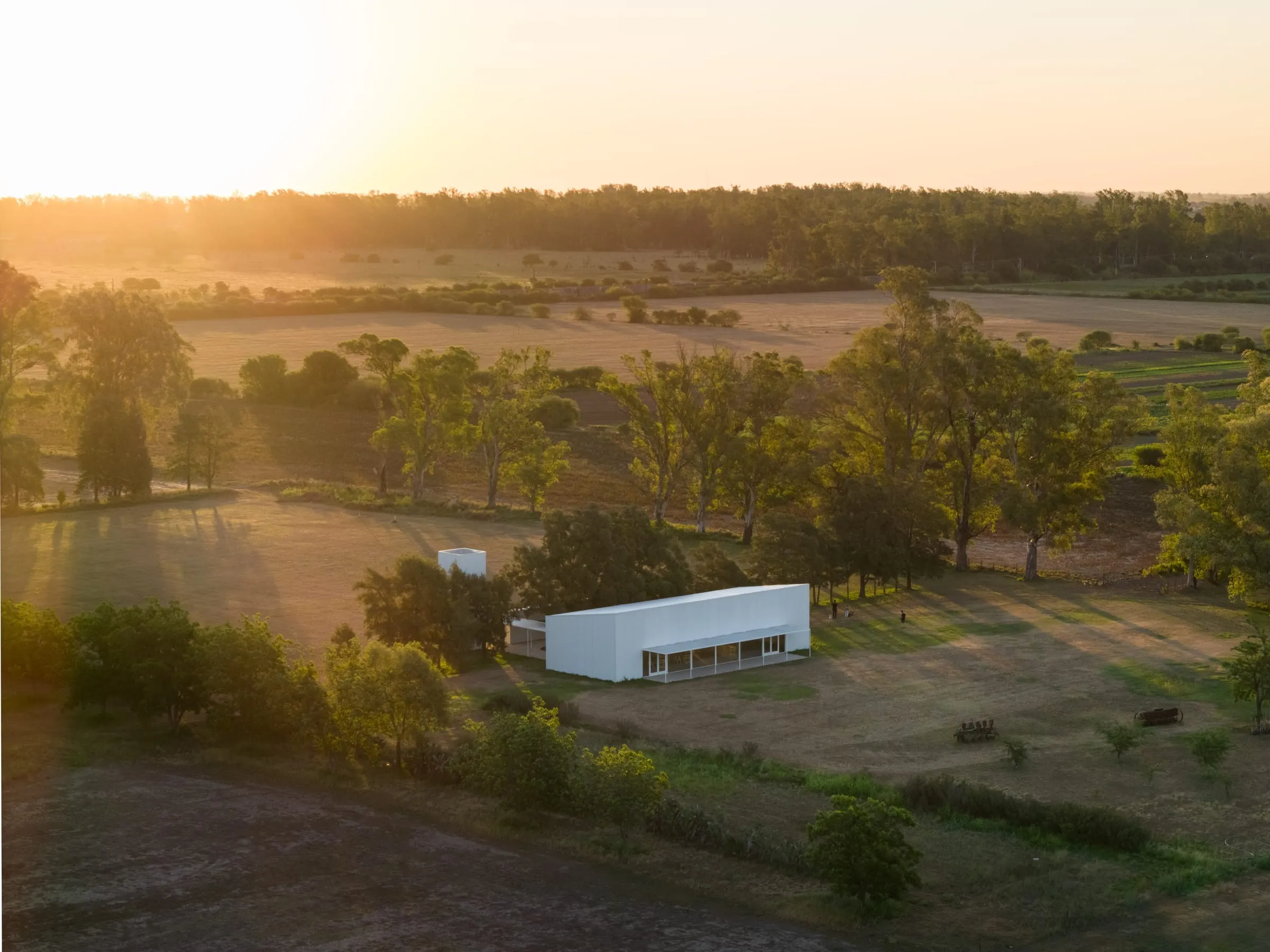 Salón Rural Funel, vista exterior del salón en el campo