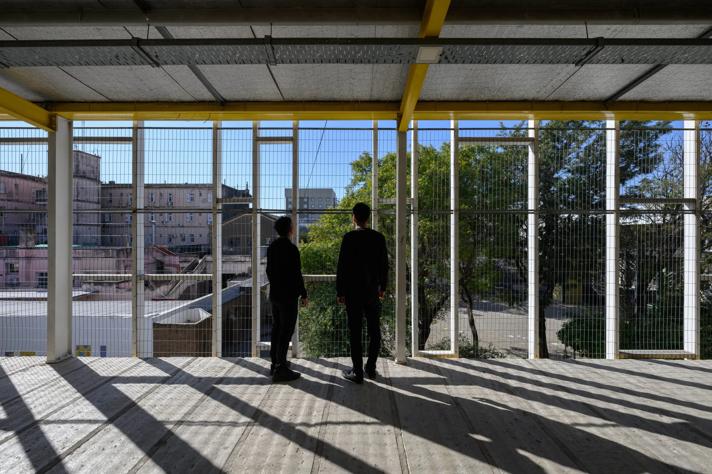 Batería Aulas D, vista del edificio escolar