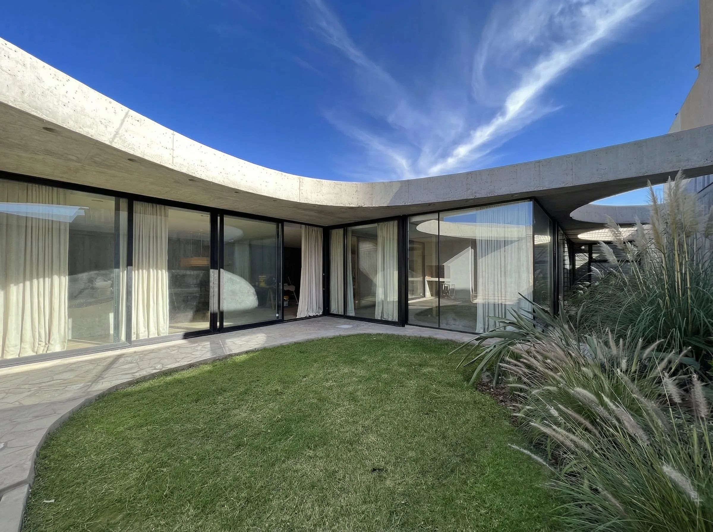 Casa Sukha, volumen de hormigón visto desde el exterior